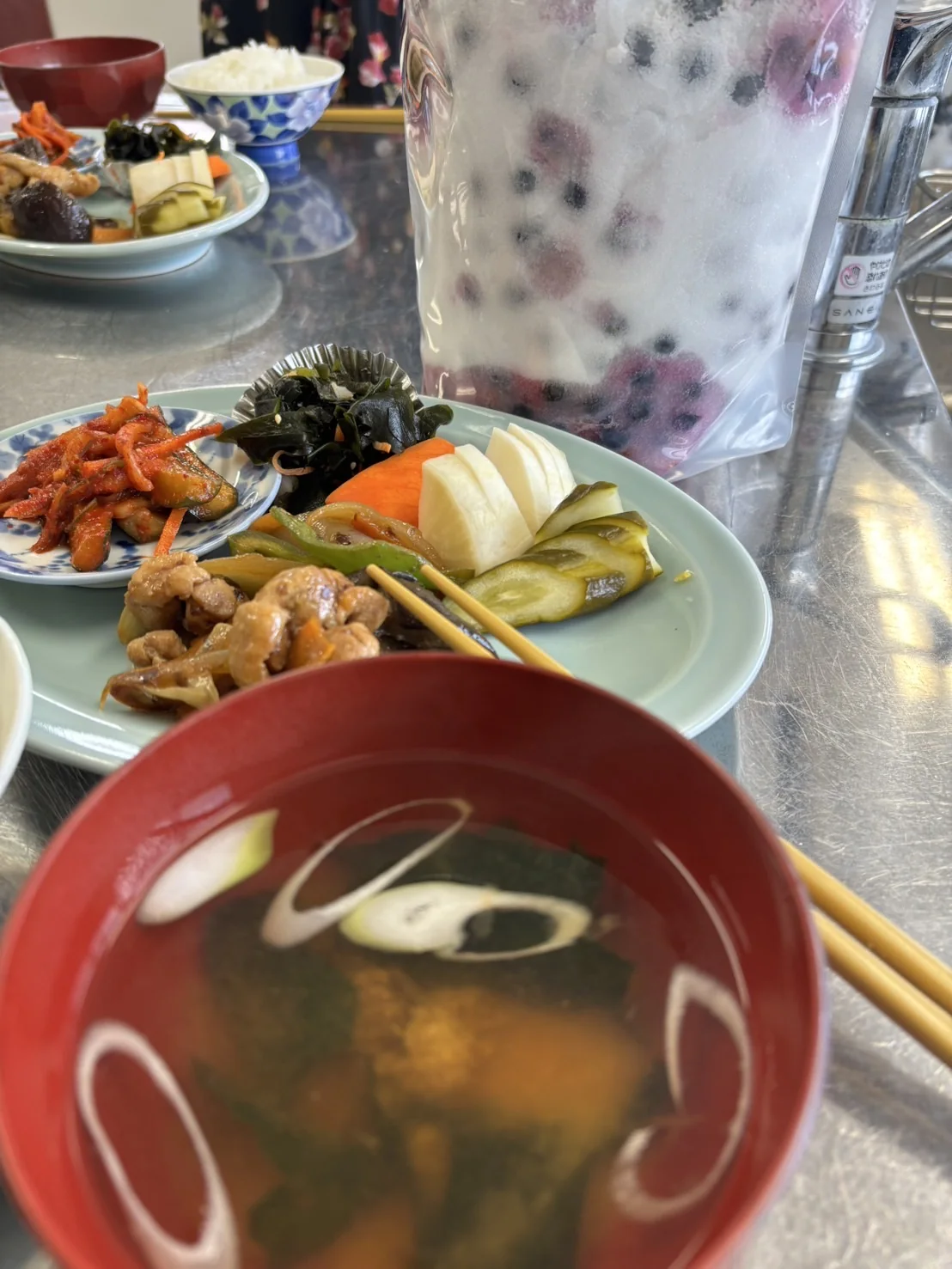 食事と仕込んだブルーベリーの袋が並ぶセミナーの食卓