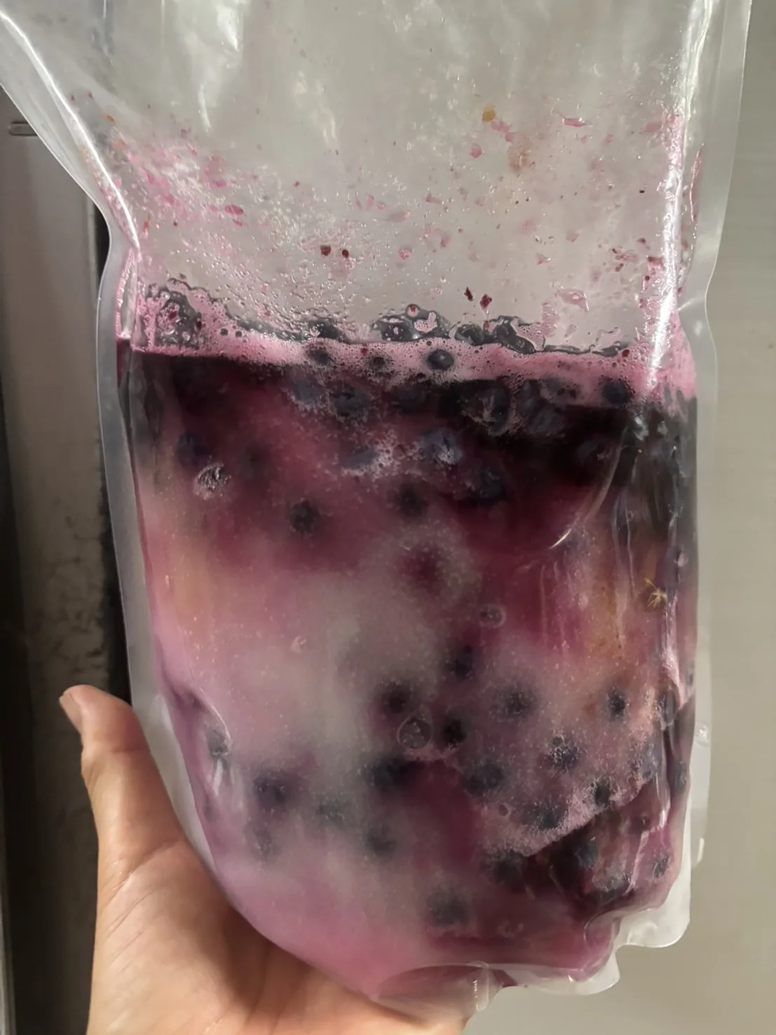 ブルーベリーから紫色の水分が出てきた袋